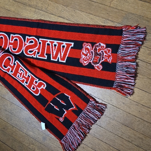Wisconsin Badgers Soccer Scarf - Picture 5 of 7